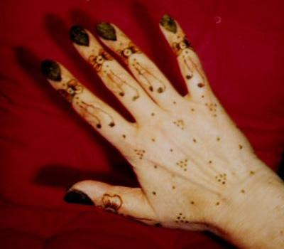 Henna-Muster auf der Auenseite einer Hand