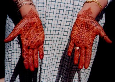 Die mit Henna geschmckten Hnde einer marokkanischen Braut.