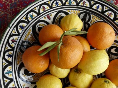 Frisch gepflckte Orangen und Zitronen aus Tunesien.